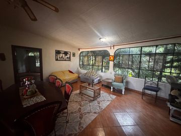 CASA SOLA EN VENTA, EN JIUTEPEC,MOR, CON JARDINES Y ABROLES FRUTALES, JUNTO A UN ARROYO EN SN GASPAR