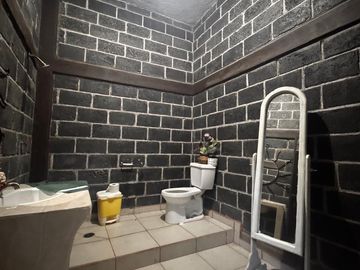 CASA SOLA EN VENTA, EN JIUTEPEC,MOR, CON JARDINES Y ABROLES FRUTALES, JUNTO A UN ARROYO EN SN GASPAR