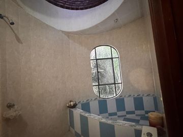 CASA SOLA EN VENTA, EN JIUTEPEC,MOR, CON JARDINES Y ABROLES FRUTALES, JUNTO A UN ARROYO EN SN GASPAR
