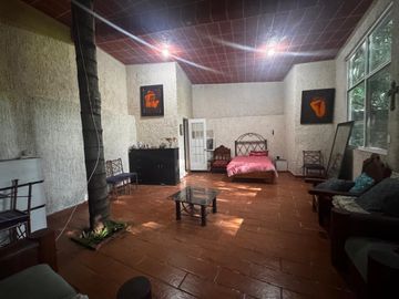 CASA SOLA EN VENTA, EN JIUTEPEC,MOR, CON JARDINES Y ABROLES FRUTALES, JUNTO A UN ARROYO EN SN GASPAR