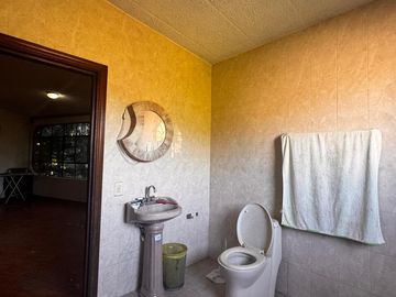 CASA SOLA EN VENTA, EN JIUTEPEC,MOR, CON JARDINES Y ABROLES FRUTALES, JUNTO A UN ARROYO EN SN GASPAR