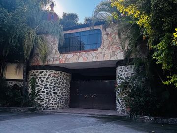 CASA SOLA EN VENTA, EN JIUTEPEC,MOR, CON JARDINES Y ABROLES FRUTALES, JUNTO A UN ARROYO EN SN GASPAR