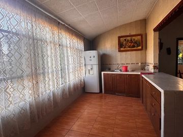 CASA SOLA EN VENTA, EN JIUTEPEC,MOR, CON JARDINES Y ABROLES FRUTALES, JUNTO A UN ARROYO EN SN GASPAR