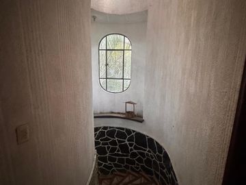 CASA SOLA EN VENTA, EN JIUTEPEC,MOR, CON JARDINES Y ABROLES FRUTALES, JUNTO A UN ARROYO EN SN GASPAR