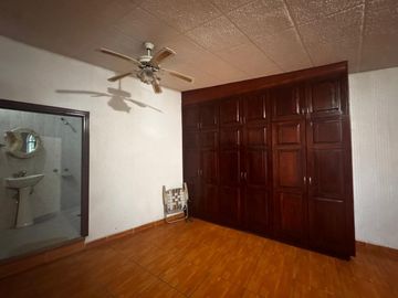 CASA SOLA EN VENTA, EN JIUTEPEC,MOR, CON JARDINES Y ABROLES FRUTALES, JUNTO A UN ARROYO EN SN GASPAR