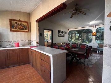CASA SOLA EN VENTA, EN JIUTEPEC,MOR, CON JARDINES Y ABROLES FRUTALES, JUNTO A UN ARROYO EN SN GASPAR