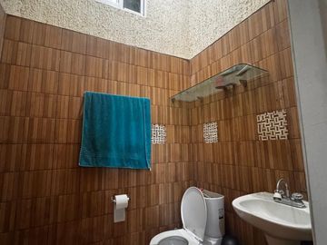 CASA SOLA EN VENTA, EN JIUTEPEC,MOR, CON JARDINES Y ABROLES FRUTALES, JUNTO A UN ARROYO EN SN GASPAR