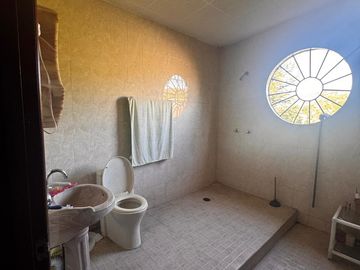 CASA SOLA EN VENTA, EN JIUTEPEC,MOR, CON JARDINES Y ABROLES FRUTALES, JUNTO A UN ARROYO EN SN GASPAR