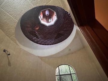 CASA SOLA EN VENTA, EN JIUTEPEC,MOR, CON JARDINES Y ABROLES FRUTALES, JUNTO A UN ARROYO EN SN GASPAR