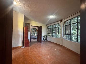 CASA SOLA EN VENTA, EN JIUTEPEC,MOR, CON JARDINES Y ABROLES FRUTALES, JUNTO A UN ARROYO EN SN GASPAR