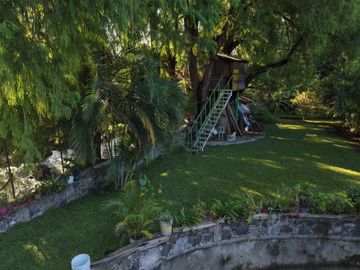 CASA SOLA EN VENTA, EN JIUTEPEC,MOR, CON JARDINES Y ABROLES FRUTALES, JUNTO A UN ARROYO EN SN GASPAR