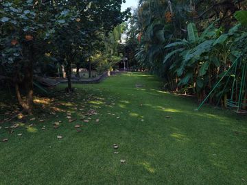 CASA SOLA EN VENTA, EN JIUTEPEC,MOR, CON JARDINES Y ABROLES FRUTALES, JUNTO A UN ARROYO EN SN GASPAR
