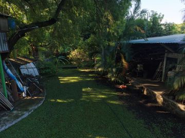 CASA SOLA EN VENTA, EN JIUTEPEC,MOR, CON JARDINES Y ABROLES FRUTALES, JUNTO A UN ARROYO EN SN GASPAR