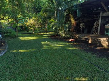 CASA SOLA EN VENTA, EN JIUTEPEC,MOR, CON JARDINES Y ABROLES FRUTALES, JUNTO A UN ARROYO EN SN GASPAR