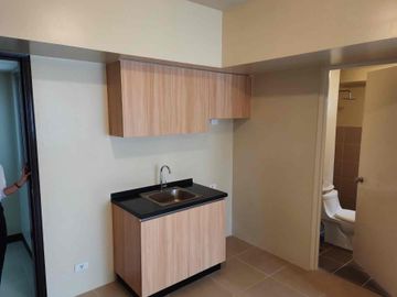 1 BR unit in Avida Turf BGC with Parking for Sale!