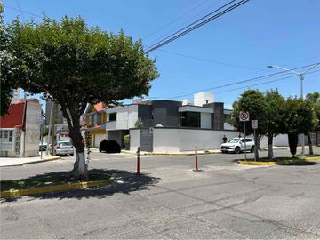 INCREÍBLE CASA EN VENTA EN ESTRELLAS DEL SUR, EN ESQUINA, 4 RECÁMARAS TODAS CON BAÑO COMPLETO, GARAJE 3 COCHES, PUEBLA