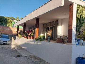 SE VENDE CASA SOLA UN NIVEL MUY CENTRICA IDEAL, PARA ASILO, ESCUELA, OFICINAS, SPA, ETC, COLONIA CANTARRANAS, CUERNAVACA