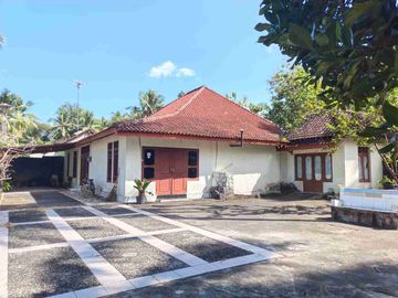 dijual rumah klasik bonus full furnish dibarat smpn 1 srandakan