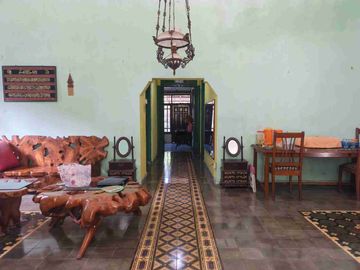 dijual rumah klasik bonus full furnish dibarat smpn 1 srandakan