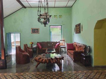 dijual rumah klasik bonus full furnish dibarat smpn 1 srandakan
