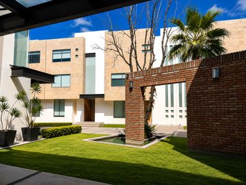 Casa En Condominio En Renta, 314m2 Construcción, 3 Autos, 4 Recamaras, Patio, Jardin Común, Como Nueva.