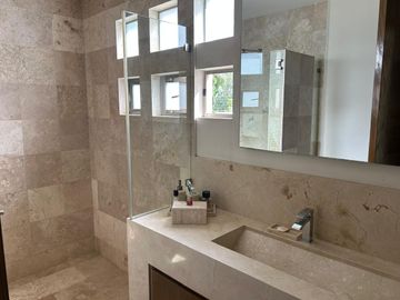 Casa En Condominio En Renta, 314m2 Construcción, 3 Autos, 4 Recamaras, Patio, Jardin Común, Como Nueva.