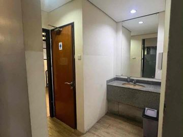 Office di jalan utama area menteng Jakarta pusat