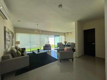 Casa en renta amueblada con piscina y páneles en privada