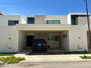 Casa en renta amueblada con piscina y páneles en privada
