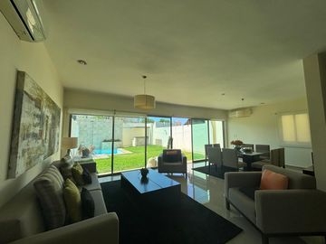 Casa en renta amueblada con piscina y páneles en privada