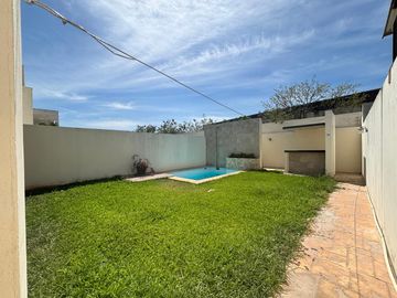 Casa en renta amueblada con piscina y páneles en privada