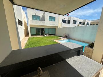 Casa en renta amueblada con piscina y páneles en privada