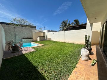 Casa en renta amueblada con piscina y páneles en privada