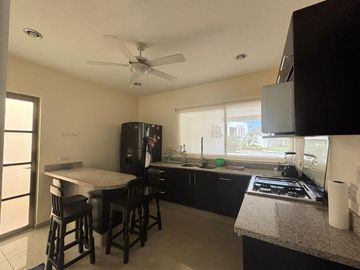 Casa en renta amueblada con piscina y páneles en privada