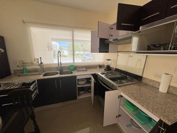 Casa en renta amueblada con piscina y páneles en privada