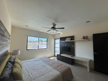 Casa en renta amueblada con piscina y páneles en privada