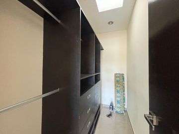 Casa en renta amueblada con piscina y páneles en privada