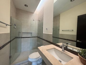Casa en renta amueblada con piscina y páneles en privada