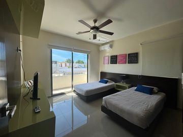 Casa en renta amueblada con piscina y páneles en privada