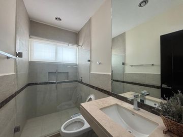 Casa en renta amueblada con piscina y páneles en privada