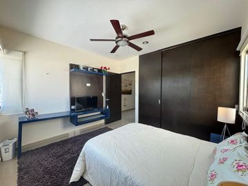 Casa en renta amueblada con piscina y páneles en privada