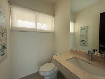 Casa en renta amueblada con piscina y páneles en privada