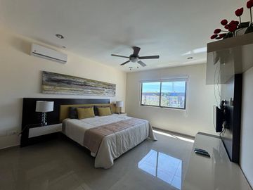 Casa en renta amueblada con piscina y páneles en privada