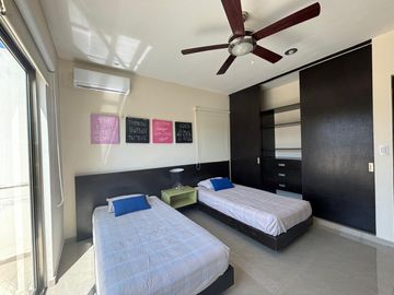 Casa en renta amueblada con piscina y páneles en privada