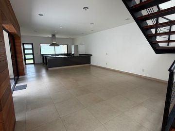 CASA EN RENTA EN CUMBRES DE LAGO CON RECAMARA/ESTUDIO EN PLANTA BAJA