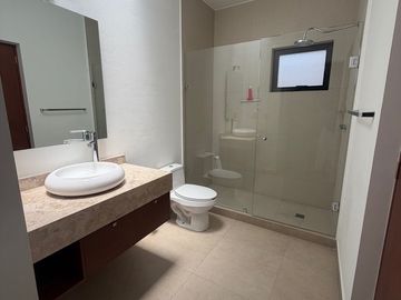 CASA EN RENTA EN CUMBRES DE LAGO CON RECAMARA/ESTUDIO EN PLANTA BAJA