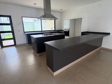 CASA EN RENTA EN CUMBRES DE LAGO CON RECAMARA/ESTUDIO EN PLANTA BAJA