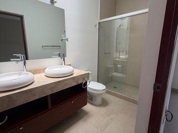 CASA EN RENTA EN CUMBRES DE LAGO CON RECAMARA/ESTUDIO EN PLANTA BAJA