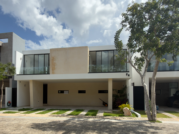 Casa de 4 Recámaras, una en Planta Baja, Temozón Norte, Entrega Inmediata