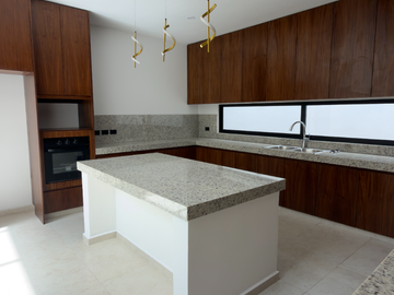 Casa de 4 Recámaras, una en Planta Baja, Temozón Norte, Entrega Inmediata